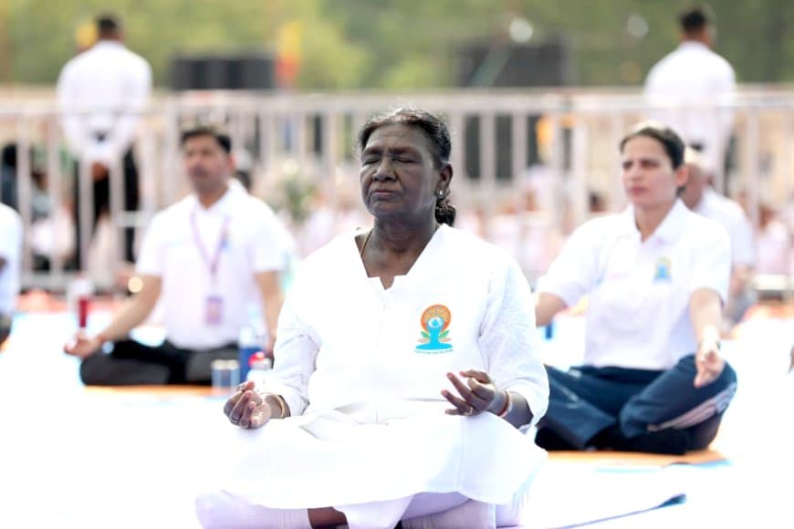 मध्यप्रदेश: इंदौर में भ्रामरी प्राणायाम का रिकॉर्ड... राष्ट्रपति- राज्यपाल और सीएम ने जबलपुर में किया योग