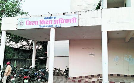 डीईओ कार्यालय में जमे अटैच शिक्षक, पढ़ाई छोड़ वर्षों से संभाल रहे दफ्तर की जिम्मेदारियां लगातार डीईओ कार्यालय में जमे अटैच शिक्षक, पढ़ाई छोड़ वर्षों से संभाल रहे दफ्तर की जिम्मेदारियां लगातार