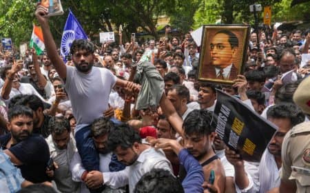 दिल्ली छावनी में तब्दील...संसद मार्च पर सुरक्षा का सख्त पहरा... पांच मेट्रो स्टेशन भी किए गए बंद दिल्ली छावनी में तब्दील...संसद मार्च पर सुरक्षा का सख्त पहरा... पांच मेट्रो स्टेशन भी किए गए बंद