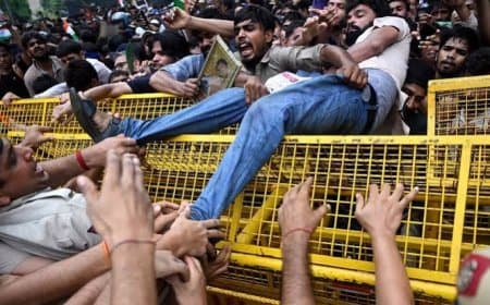 जंतर-मंतर प्रदर्शन पर लाठीचार्ज: संसद तक पहुंचे CJP कार्यकर्ता, आंसू गैस का इस्तेमाल जंतर-मंतर प्रदर्शन पर लाठीचार्ज: संसद तक पहुंचे CJP कार्यकर्ता, आंसू गैस का इस्तेमाल
