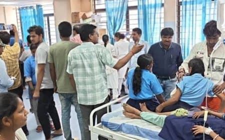 नालंदा के सरकारी स्कूल में मिड-डे मील खाने से 34 बच्चे बीमार, नमक की जगह परोस दिया गया डिटर्जेंट पाउडर नालंदा के सरकारी स्कूल में मिड-डे मील खाने से 34 बच्चे बीमार, नमक की जगह परोस दिया गया डिटर्जेंट पाउडर