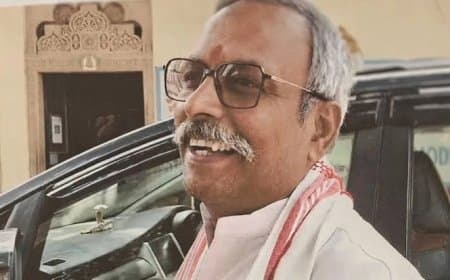 अयोध्या: चढ़ावा चोरी विवाद के बीच गोपाल राव की वापसी, श्रीराम जन्मभूमि मंदिर में किए दर्शन और चंपत राय से की मुलाकात अयोध्या: चढ़ावा चोरी विवाद के बीच गोपाल राव की वापसी, श्रीराम जन्मभूमि मंदिर में किए दर्शन और चंपत राय से की मुलाकात