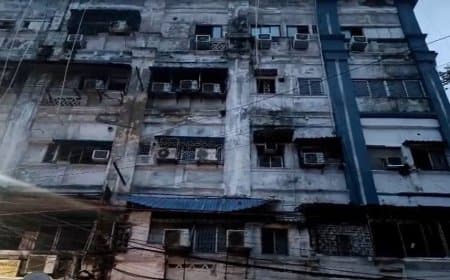 कोलकाता होटल अग्निकांड: आग की चपेट में आने से 9 बांग्लादेशी नागरिकों की दर्दनाक मौत, कई घायल कोलकाता होटल अग्निकांड: आग की चपेट में आने से 9 बांग्लादेशी नागरिकों की दर्दनाक मौत, कई घायल