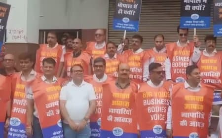 भोपाल में कमर्शियल लाइसेंस शुल्क का विरोध: व्यापारियों ने निगम कार्यालय पर दिया धरना, टैक्स वापसी की मांग भोपाल में कमर्शियल लाइसेंस शुल्क का विरोध: व्यापारियों ने निगम कार्यालय पर दिया धरना, टैक्स वापसी की मांग