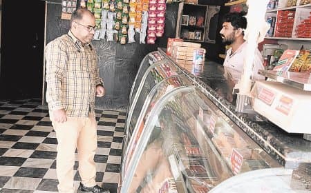 अमरपाटन में बिना लाइसेंस मिठाई निर्माण पकड़ा, मैहर में पांच प्रतिष्ठानों से खाद्य पदार्थों के 16 नमूने लिए गए