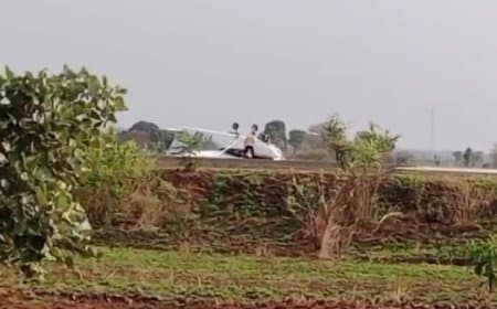 सिवनी में लैंडिंग के दौरान पलटा विमान