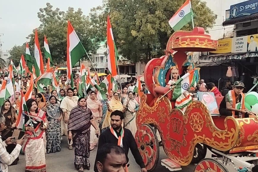 विशाल तिरंगा यात्रा निकाली