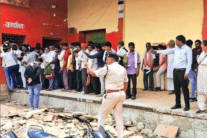 जीवाजीपुर वेयर हाउस पर खाद लेने उमड़ी किसानों की भीड़