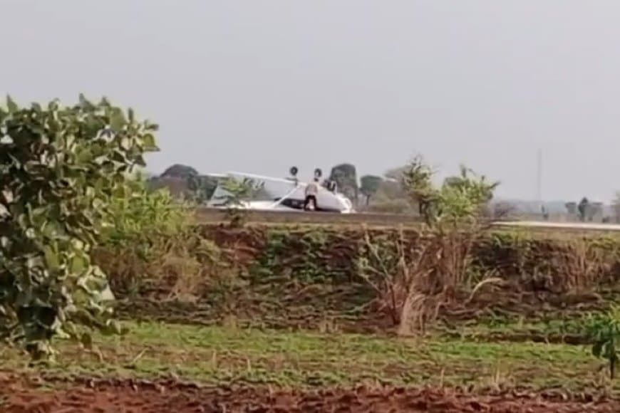 सिवनी में लैंडिंग के दौरान पलटा विमान