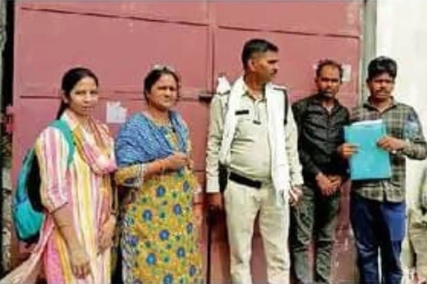 मंगल भवन पर कब्जा कर चल रहा था कांच का धंधा, तहसीलदार ने किया सील