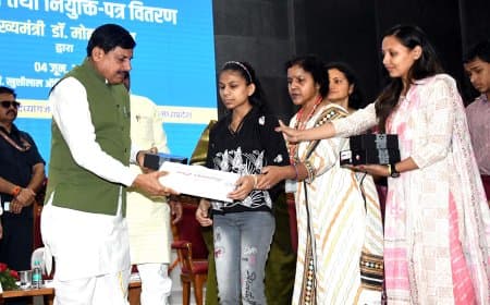 दिव्यागों को मिली नौकर, ट्राई साइकिलें और स्मार्टफोन 