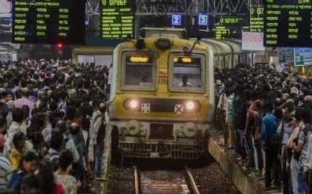 चलती ट्रेन से गिरे यात्री, पांच की मौत