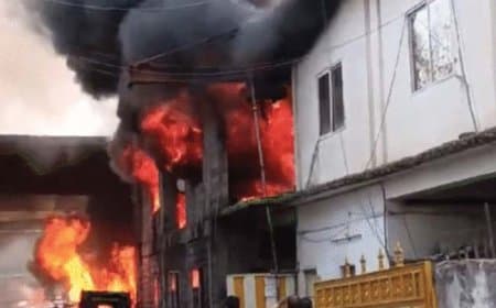 भोपाल फैक्ट्री में लगी आग, दूसरे दिन भी निकलता रहा धुंआ
