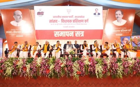 'जनता की सेवा हमारे DNA में, हम शासक नहीं जनसेवक: राजनाथ