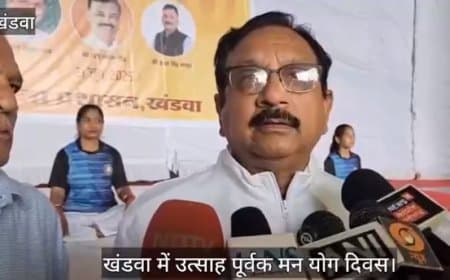 मंत्री शाह ने नहीं किया योग...पीएम-सीएम को बताया अच्छा योगगुरु