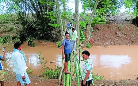 जान हथेली पर लेकर बेलहवा नदी पार करते हैं लोग