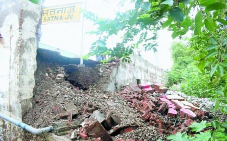 रेलवे प्लेटफॉर्म एक की बाउंड्री गिरी, यात्रियों में हड़कंप