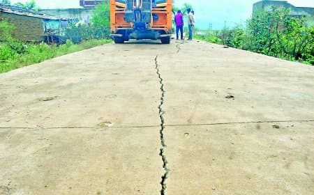 ककड़ी की तरह दरक गई सड़क लापरवाही छिपाने लगाया सीमेन्ट का लेप