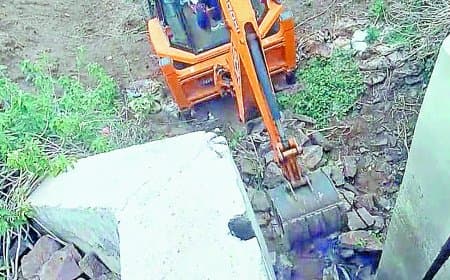 दबंगों ने जेसीबी से तोड़ा करोड़ों का सिमरी-सूरत बांध