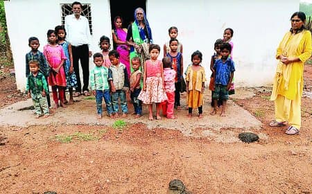 13 साल में आदिवासी छात्रों को विद्यालय भवन नहीं दे सकी सरकार