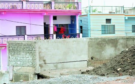 ...तो क्या फिर डूबेगा उतैली! नारायण तालाब की  दीवार में आई दरार