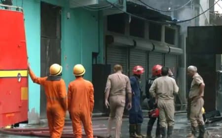 मेट्रो स्टेशन के पास फैक्ट्री में लगी आग, चार जिंदगी खाक