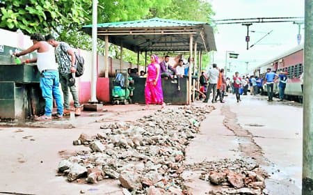 बीच प्लेटफार्म में हफ्ते भर से खुदी नाली, गिर रहे यात्री