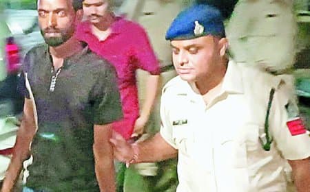 चार युवकों ने महिला से किया गैंगरेप, फिर पुरुष मित्रों से रेप करवाकर बनाया वीडियो