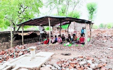 गुमटी में पढ़ाई कर देश का भविष्य गढ़ रहे छात्र