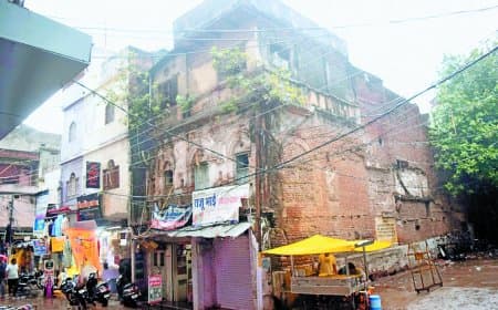 हादसे को आमंत्रण: जर्जर भवन चिन्हित कर कार्रवाई करना भूला निगम