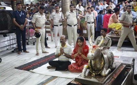 महाकाल की शरण में पत्नी संग पहुंचे डीजीपी 