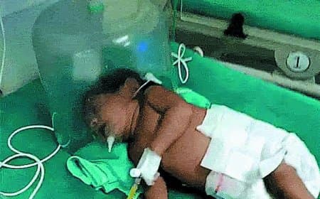 नवजात को मां ने तालाब में फेंका