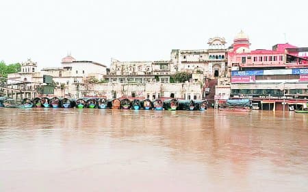मंदाकिनी नदी उफान पर, बाढ़ का खतरा