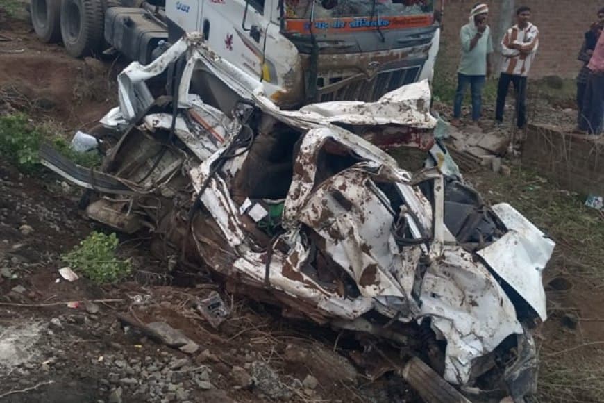 मातम में बदली शादी की खुशी...झाबुआ में कार पर पलटा  ट्रॉला, नौ लोगों की मौत