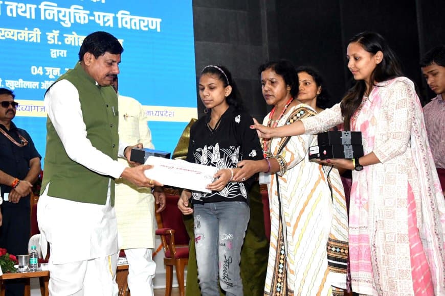 दिव्यागों को मिली नौकर, ट्राई साइकिलें और स्मार्टफोन 
