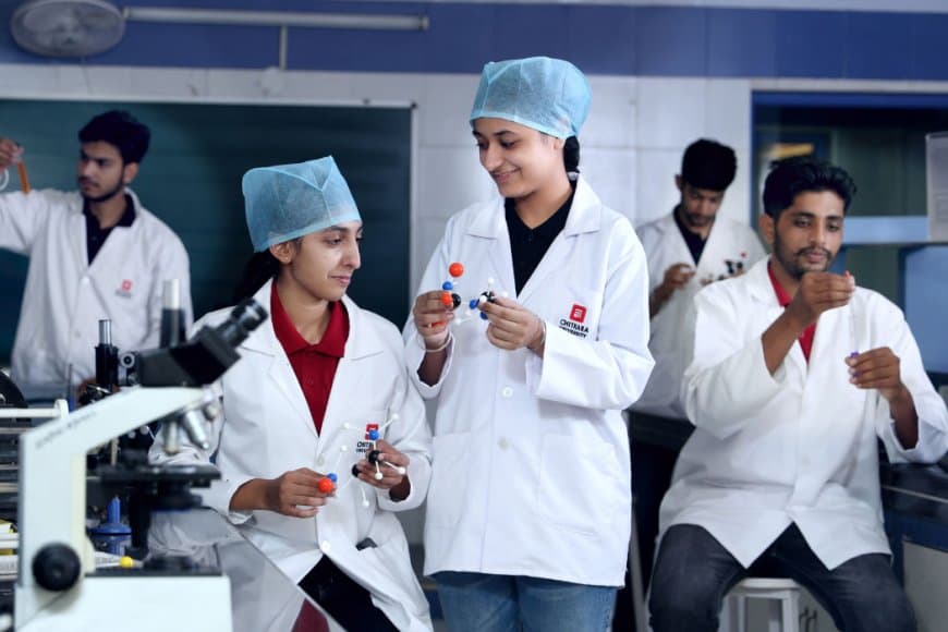 ये कैसी अंधेरगर्दी...सरकारी नौकरी के लिए पात्र-अपात्र में झूल रहे फार्मासिस्ट