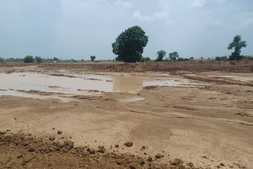 पीली मिट्टी उठाव क्षेत्र में नियमों का खुला उल्लंघन