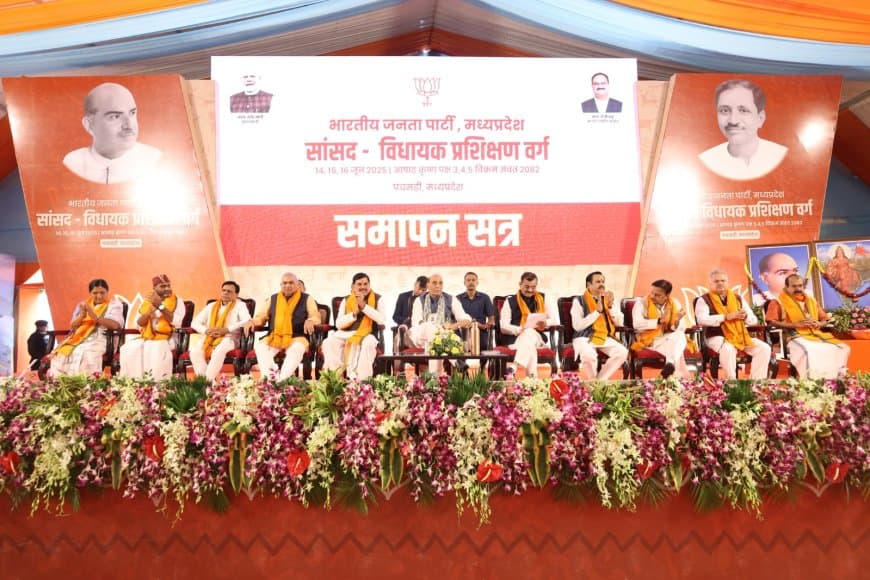 'जनता की सेवा हमारे DNA में, हम शासक नहीं जनसेवक: राजनाथ