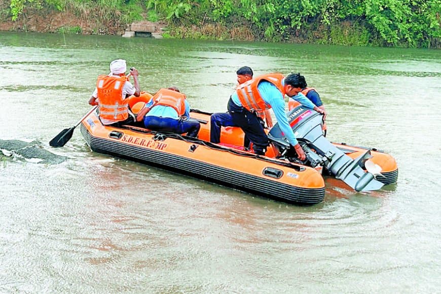 बाढ़ प्रभावित क्षेत्रों में तैनात किए गए 70 जवान