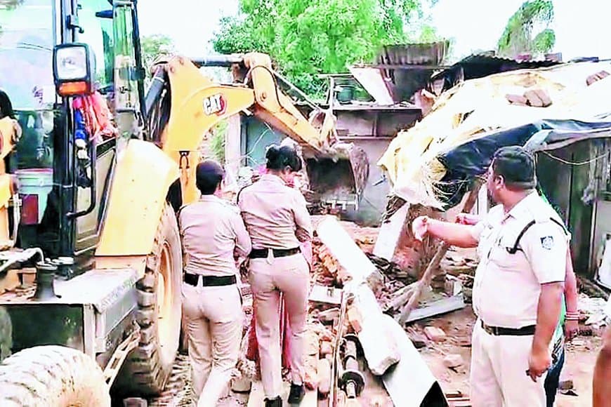 अतिक्रमण कर बनाई गई दो दर्जन दुकानों पर प्रशासन का चला बुलडोजर