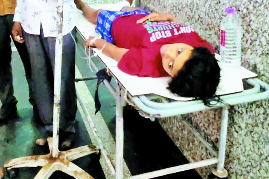 जिला अस्पताल के गेट में ढाई घंटे स्ट्रेचर पर पड़ा रहा मरीज