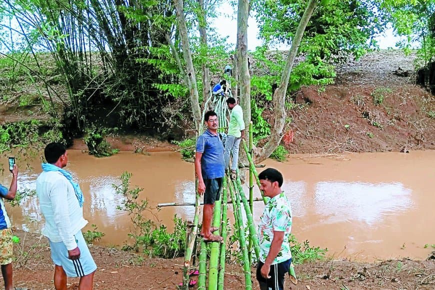 जान हथेली पर लेकर बेलहवा नदी पार करते हैं लोग
