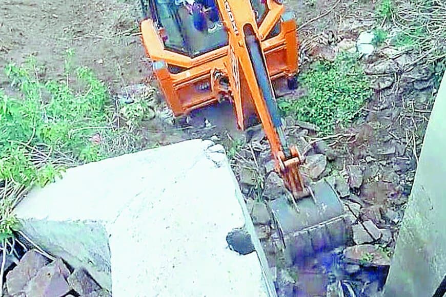 दबंगों ने जेसीबी से तोड़ा करोड़ों का सिमरी-सूरत बांध