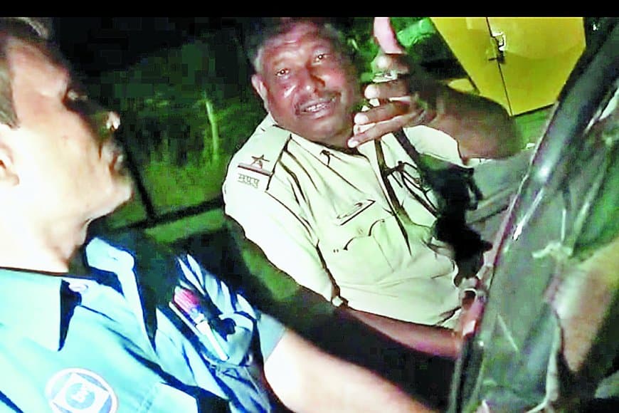 वीडियो वायरल होने पर एएसपी ने किया लाइन अटैच, सीएसपी को सौंपी गई जांच