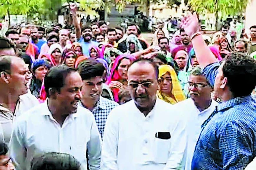 सरकारी जमीन पर रह रहे लखरोनी के गरीबों को बेदखली का नोटिस