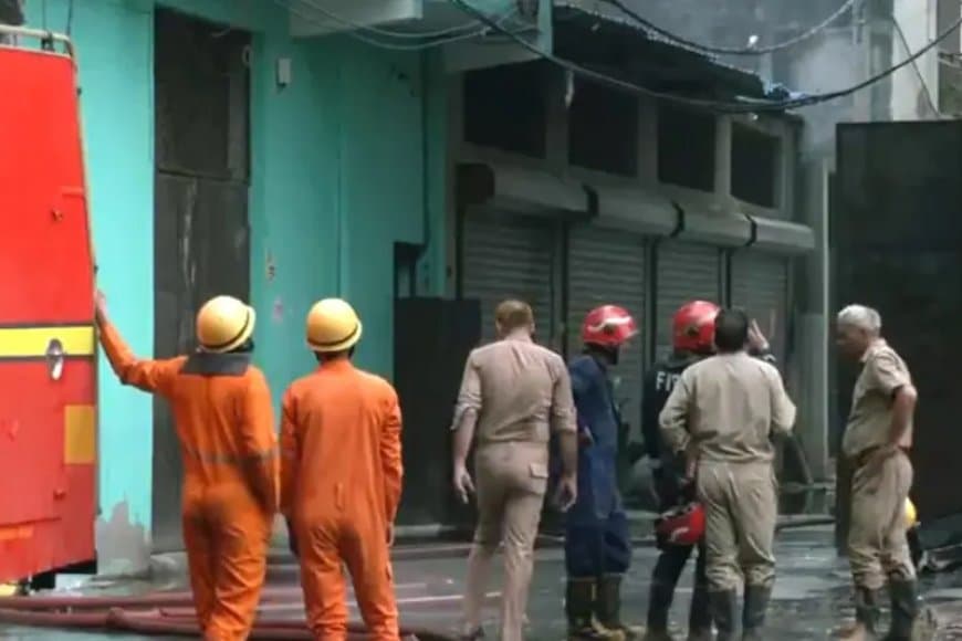 मेट्रो स्टेशन के पास फैक्ट्री में लगी आग, चार जिंदगी खाक