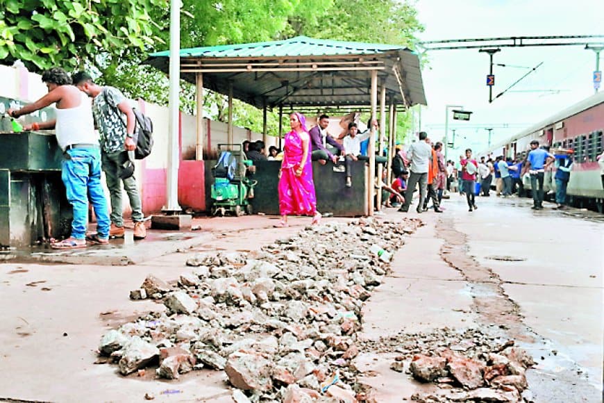 बीच प्लेटफार्म में हफ्ते भर से खुदी नाली, गिर रहे यात्री