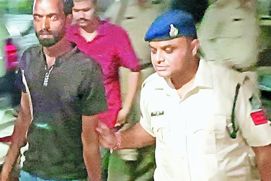 चार युवकों ने महिला से किया गैंगरेप, फिर पुरुष मित्रों से रेप करवाकर बनाया वीडियो