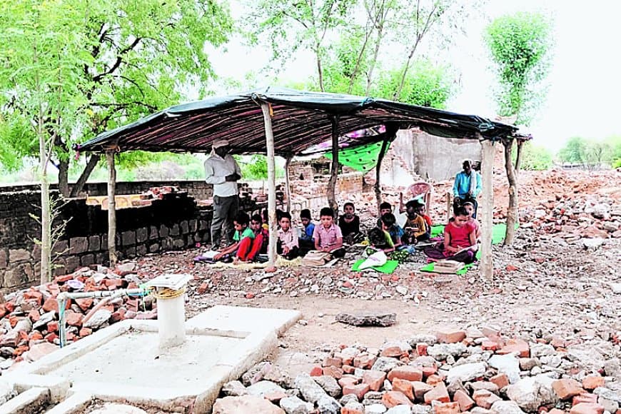 गुमटी में पढ़ाई कर देश का भविष्य गढ़ रहे छात्र