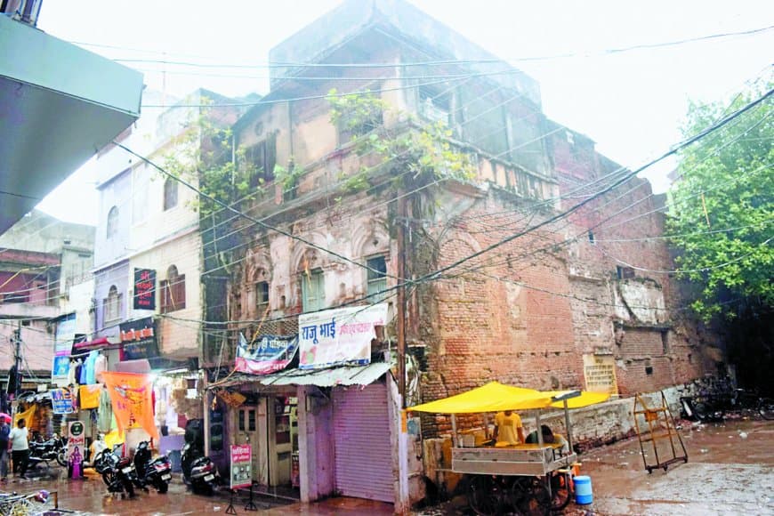हादसे को आमंत्रण: जर्जर भवन चिन्हित कर कार्रवाई करना भूला निगम